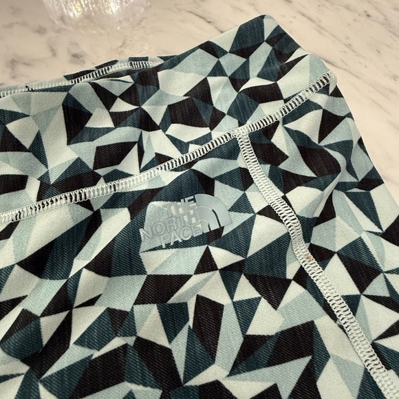The North Face Geometric Patterned Cropped Leggings - Picture 4 of 5